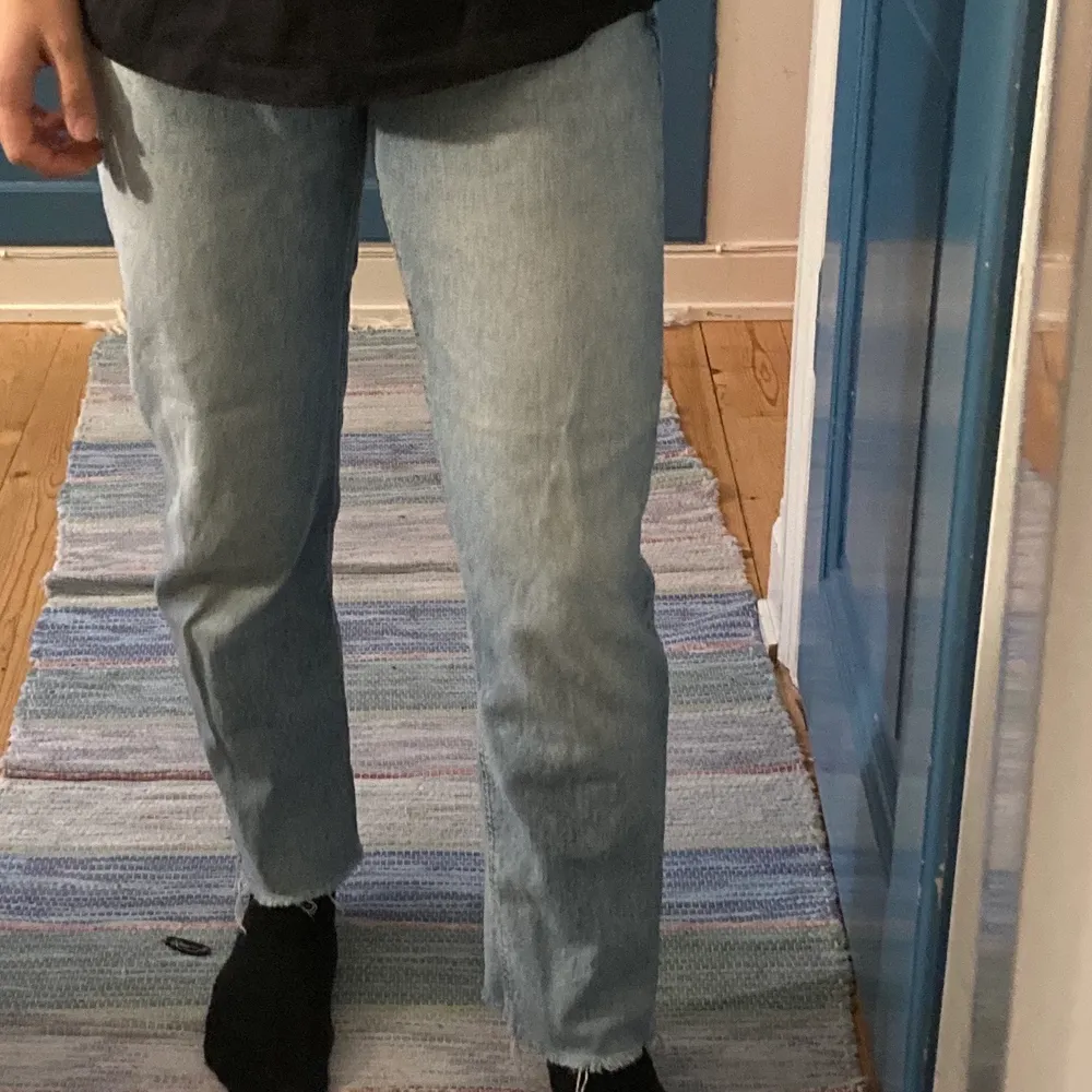 Stretchiga, croppade jeans från KARVE i storlek 26. Midjan är mellanhög! Jag kan mötas upp i Uppsala eller så betalar köparen för frakt 📦 🥰. Jeans & Byxor.