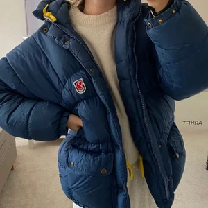Fjällräven jacka mörkblå - INTRESSEKOLL på min sjukt varna och snygga fjällräven jacka som jag köpte förra vintern för 6000kr! Den är i jättefint skick och så skön. Storlek XXXS men är oversized💗 skriv om ni är intresserade