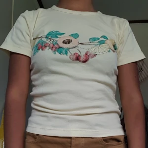 T shirt Urban Outfitters - Köpte den förra året men har ej kommit till användning(max 3 gånger). Är i nyskick och jättebekväm att ha på sig. Till vintern brukar jag ha en polotröja under eller varför inte styla med en söt cardigan💕 Postar senast 1 dag efte köp!