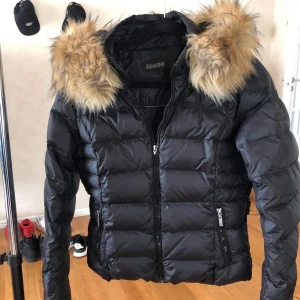 Vinterjacka från Rock & Blue  - En så varm och mysig vinterjacka från rock and blue!! Använd varmast och är i mycket bra skick. Enligt lappen på plagget så är det en strl 44 men jag har sytt in den hos en sömmerska så den sitter som en 36/38. Frakten är prioriterad och jackan köpt för 2000kr 
