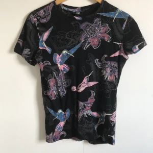 Sjukt härlig tisha - Den är något för liten för mig och söker därför ny ägare. What a shame. 