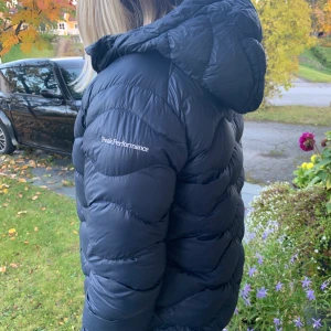 peakjacka - jacka från peak, väl använd men helt ok skick storlek S