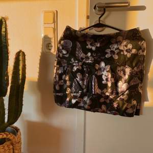 En blommig kjol från Zara, strl XS. Använd ca. 2 ggr. OBS!!! Fraktkostnad kan ändras vid köp av plagg (beroende på ifall en större påse behövs)