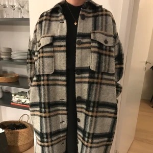 Höstjacka från Object - En fin höstjacka i storlek 36. Nyinköpt inför hösten. Följer trenden med skjort-jacka. Frakt ingår i priset