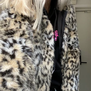 Leopard jacka  - Jättefin vinterjacka i leo mönster!! Fint skick!!