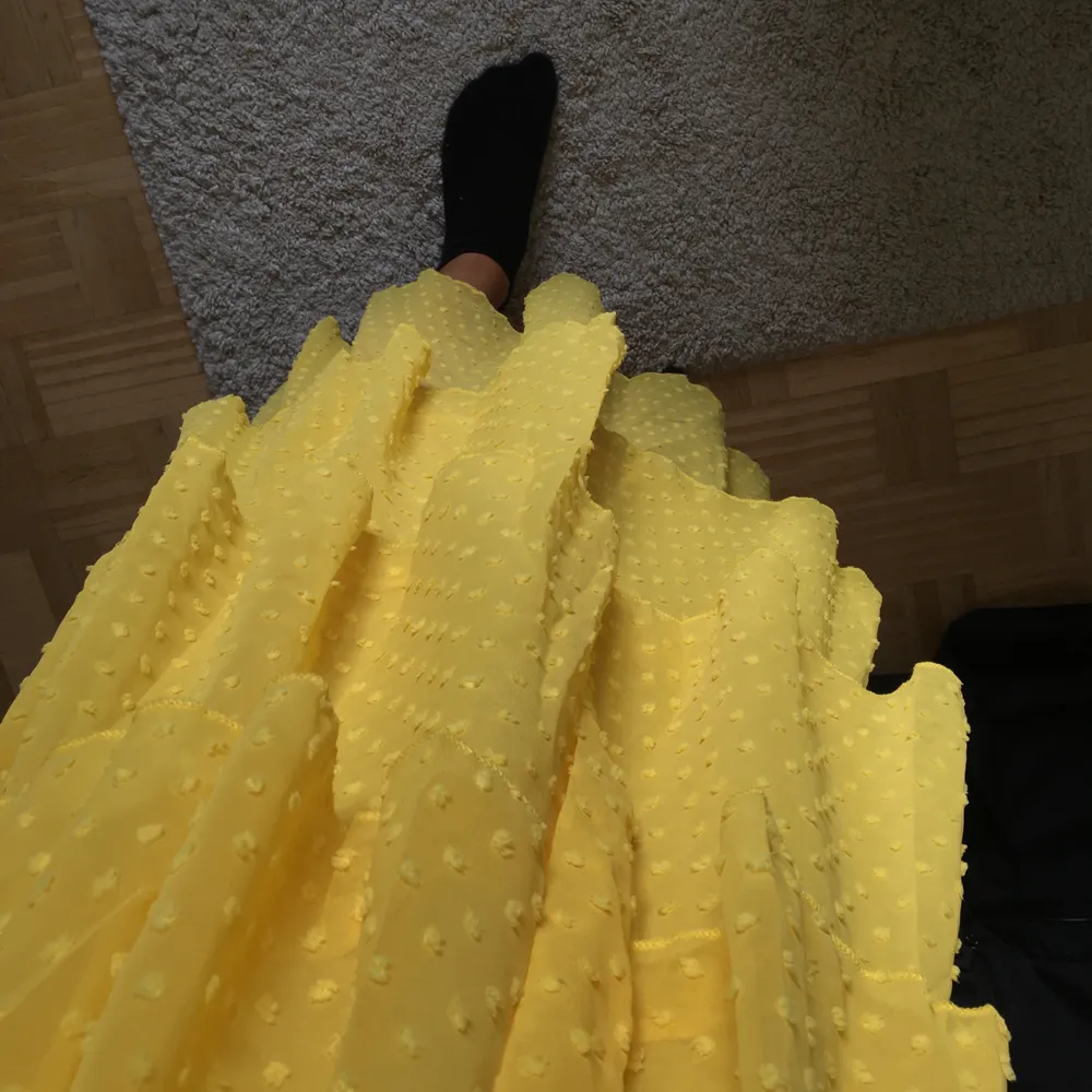 Säljer denna superfina gula klänning med volanger från shein då den ej kommer till användning. Helt ny och oanvänd, endast testad för bild. Nypris 350kr. Storlek S. Klänningar.