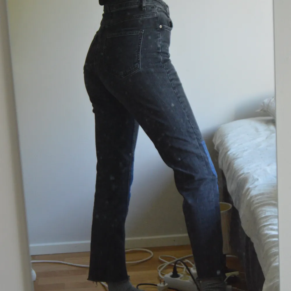 Momjeans som jag lappat/gjort mer raka i benen. Storlek 38 men passar 36(som mig), jag är även 169 cm. Sparsamt använda. Frakt tillkommer/kan mötas upp. Jeans & Byxor.