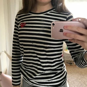 Trendig vit tröja med svarta ränder💕 - Långärmad superskön tröja från Comme des Garçon Play! Superbra skick, nästan helt oanvänd! Storlek S men skulle nästan säga XS. 💞 Köparen står för fraktavgiften!