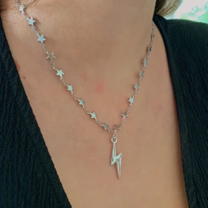 Stjärnhalsband med blixt ⚡️ - Trendigt halsband med blixt för 75kr ⚡️💫 Frakten är inkluderad och halsbandet passar till allt!