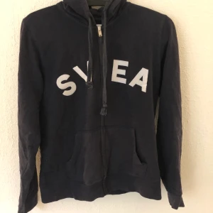 SVEA KOFTA  - en marinblå svea kofta, strl L men passar mig som har M. Använd ett fåtal gånger. 