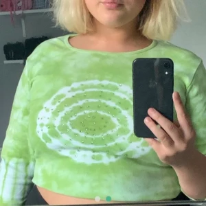 Grön tiedye tröja - En underbar grön tröja jag köpte på Plick för ett tag sen!✨ Satt tyvärr inte som jag ville så säljer den vidare. 🥺Perfekt skick, inte nopprig, urtvättad och inga fläckar! Passar de flesta storlekar beroende på önskad passform. Frakt kostar 20 kr💕 pris går att diskutera😌 bilden är lånad men fråga gärna efter mer bilder🦋 budgivning i kommentarerna