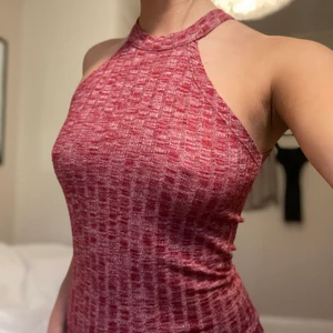 Halterneck klänning  - Röd, ribbad, stretchig, figursydd klänning med halterneck! Allt man kan önska sig helt enkelt. Desvärre gör jag inte denna rättvisa på bild men första bilden visar den röda färgen ganska bra.