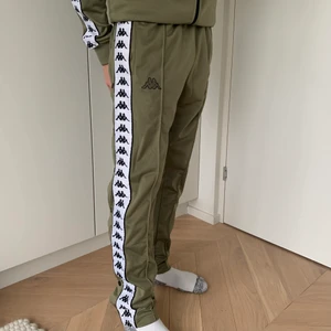 Gröna KAPPA tracksuit byxor - Säljer dessa gröna KAPPA tracksuit byxor i storlek S. Fint skick, använd fåtal gånger. Spårbar frakt tillkommer på 63 kr. Kan även köpas som ett set tillsammans med tröjan