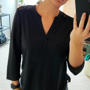 Svarta tröja med spetsdetaljer - Svart tröja med spetsdetaljer, lappen kvar. Från H&M. 