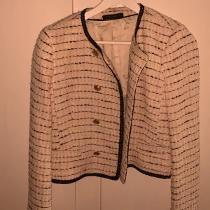 Morris kavaj/jacka - Kort Morriskavaj, ljusrosavit med gulddetaljer och mörkblåa kanter. Storlek S. Köpt för 4500kr