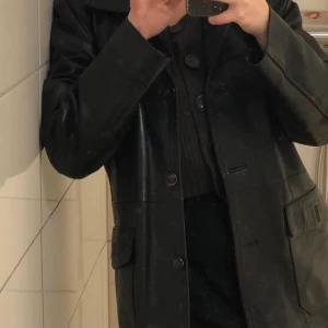 Läder jacka - Köpt på Plick men var lite för stor för mig så säljer vidare den. Jätte fin och bra skick. Bild lånad från orginal säljaren☺️