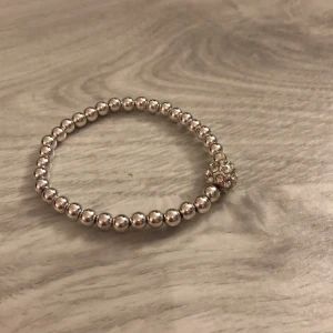Armband silver - Silvrigt armband. Kostar 10kr om ni vill ha leverans kostar leveransen 20kr