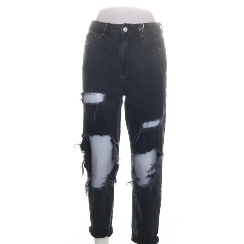 Svarta momjeans med coola slitningar på båda benen från Topshop. Köparen står för frakt 55kr för spårbar frakt 🖤. Jeans & Byxor.
