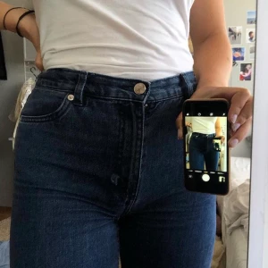 monki jeans strl 27 - ett par jeans från monki, modellen yoko i storlek 27! sparsamt använda, frakt tillkommer 💕💖