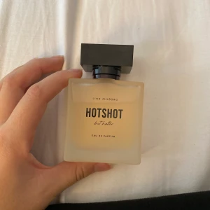 Linn Ahlborgs parfym Hotshot - Säljer Linn Ahlborgs parfym hotshot, endast testad. 550kr + frakt