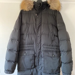 Rock and blue vinterjacka - Rock and blue vinterjacka, storlek XL/L herrjacka men kan även passa dam! Äkta päls! Inget kvitto men endast använd 1 gång och köpt förra vintern 