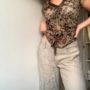 vida linnebyxor - Ett par super sköna low waisted linne byxor med vida ben. Köpta secondhand men fortfarande gott skick. Köpare betalar själv för frakt