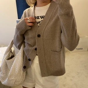 Kofta - Stickad kofta från arket i storlek S, beige/brun färg, oanvänd