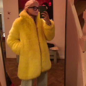 Pälsjacka - Jätte fin fusk- pälsjacka i gul! Den är så gott som nu då den har varit använd 1 gång, inköpt dyrt dessutom. Den är jätte varm och superfin!. 299 +frakt ☺️ eller mötas upp i sthlm. 