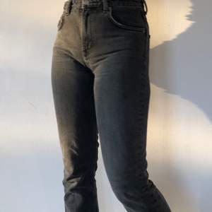Svart-tvättade weekday jeans i strl 27/30 modellen ”Seattle”. Knappt använda då de är för små för mig. Highwaisted 🧡⚡️🔥 