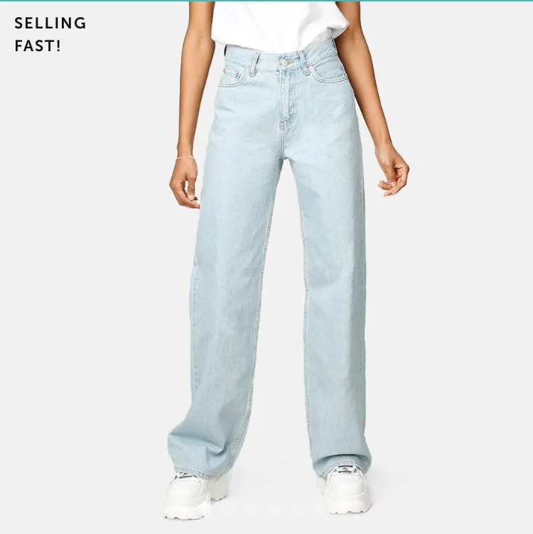 Vida långa blåa jeans från junkyard. Supersnygga!!! Kommer tyvärr inte till användning längre dock :/ Slitningar längst ner men det är inget man tänker på! Kan skicka egna bilder om det önskas ❤️❤️. Jeans & Byxor.