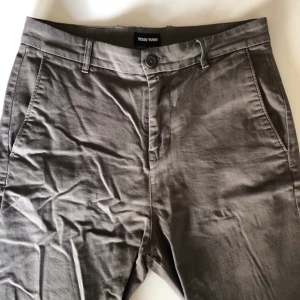 Gråbrun byxor - Gråbruna byxor i midjemåttet 30(tum). Passade mig som var XS-S när jag använde de. Men säljes då det blivit för små för mig nu. I gott skick och använda väl men mest bara legat i garderoben. Inga skador. Frakt 66kr