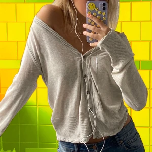 Vintage kofta - Jätte fin och mysig vintage kofta, använd 1 gång. Ganska stor på mig så passar flera storlekar beroende på hur man vill att den ska sitta. Skriv till mig ifall du är intresserad! Möts gärna upp, annars tillkommer frakt 😇