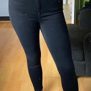 Svarta ankel jeans  - Finns två stycken i samma storlek 100kr st