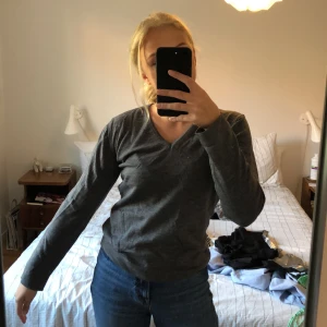 Tröja - Från Tiger of sweden! Står ingen storlek men skulle påstå att den är XS-S