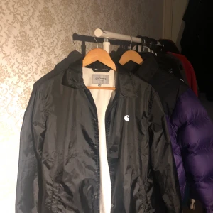 Carhartt Jacka - Carhartt vindjacka som inte kommer till användning. Strl S. Kan gå ner i pris vid snabb affär