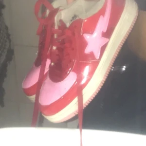 Bape sta skor - Säljer mina bape skor som jag köpte av en vän vet dock inte om om är äkta, rätt bra skick 💕 BUDA