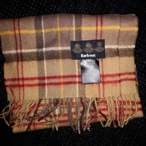 Barbour halsduk  - Barbour halsduk i nytt skick knappt använd. 