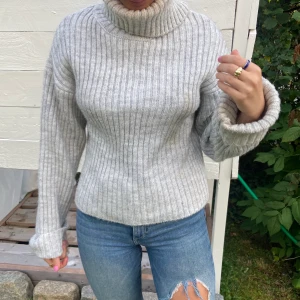 Stickad polo tröja  - Säljer den här stickade polo tröja ifrån Nakd 💗✨ jätteskön och snygg