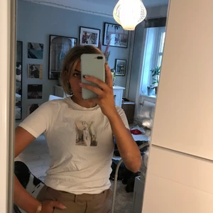 T-shirt med tryck - Knappt använd t-shirt köpt på nakd