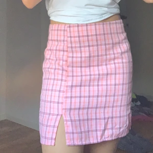 Rosa pläd kjol - Bra skick nästan helt oanvänt!                                                  De sitter jättebra på längd och passform på mig som är 163cm 53kg💞                                                                                Nypris 89 kr från SHEIN! köparen står för frakt eller mötas upp💕Skynda med att köpa har många intresserade!