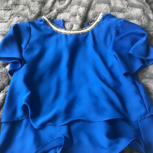 Blus - Jättefin blå volang blus från Zara med ”diamant” detaljer längst upp. Storlek S