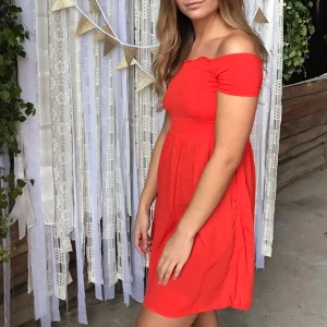 Orange/röd klänning - Orange/röd klänning i Stl M från Bikbok.  Använd en gång. 