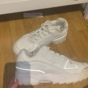 Chunky sneakers - Jättecoola skor från skopunkten i storlek 37. Använda fåtal gånger men har tröttnat på dem så det är bättre att någon annan får användning för dem 💕 köparen står för frakten på 63 kr. 
