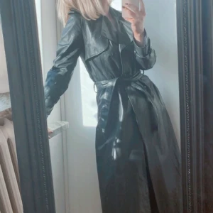 Svart äkta skinnjacka - Svart vintage kappa i äkta läder (märket är okänt) i storleken 36. Super snygg och trendig😍