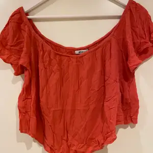 Kort off shoulder topp från Gina tricot, storlek 38, passar 36 lika bra. 