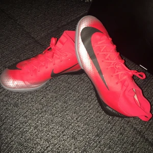 Nike inomhus fotbollsskor(cr7) - Använd ungefär 2-3 gånger,lite creasede. Stl:37,5 säljs pga att den är för liten.  Köpare står för frakt 