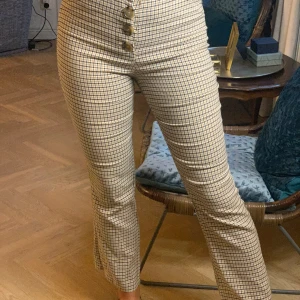 Rutiga kostymbyxor från Zara i storlek S - Rutiga kostymbyxor från Zara som är aningen utsvängda nertill. Köpta i början av förra året och är i väldigt fint skick. 100 kronor + frakt💕