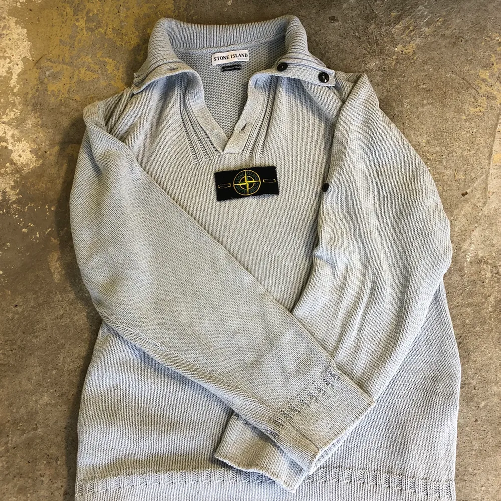Vintage Stone Island 1/4 button sweater från SS01 (19 år gammal) strl: XL. Condition 7/10 (saknar 2 knappar men 1 extra följer med). Tröjor & Koftor.
