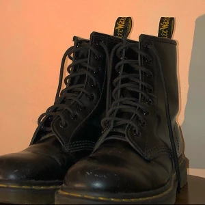  Dr. Martens 1460 - ★Ett par 1460 Dr. Martens i ett jätte bra skick. Köpte de för 1600 kr 2018 och de är knappt använda. Har inte använts sen dess! Om det blir budgivning tänker jag att 900 kr är det högsta priset★Högsta budet just nu är 800kr