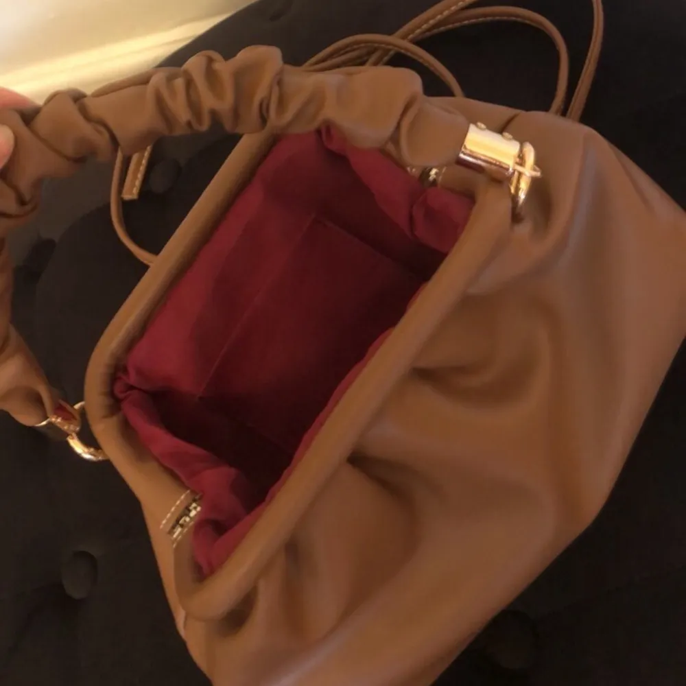 Jätte söt brun väska! Perfekt storlek! Medföljer ett axelremsband till väskan!  Buda i kommentarerna! 🥰! . Väskor.